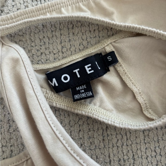 Motel rocks 2 piece crop halter top with thumb hole! - Picture 3 of 3